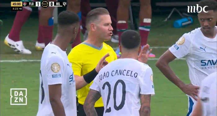 إلغاء ركلة جزاء الهلال يشعل الجدل في نصف نهائي المونديال – شاهد الفيديو