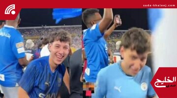 مشجع مانشستر سيتي يرتدي قميص الهلال في لقطة مثيرة تشعل مواقع التواصل