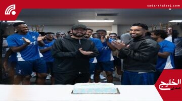 بعثة الهلال تحتفل برئيس النادي فهد بن نافل بعد استقبال مولودته مضاوي