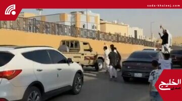 جماهير الهلال تحتشد أمام النادي احتفالاً بملحمة مانشستر سيتي – شاهد الفيديو
