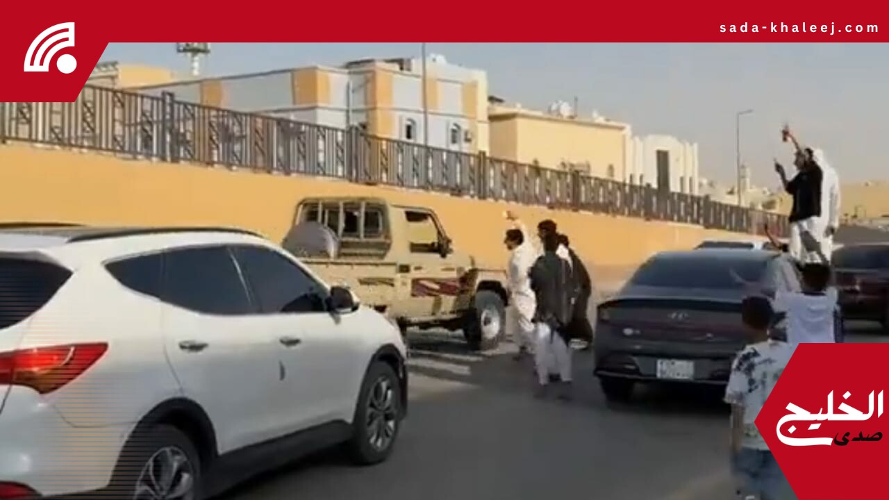 جماهير الهلال تحتشد أمام النادي احتفالاً بملحمة مانشستر سيتي – شاهد الفيديو
