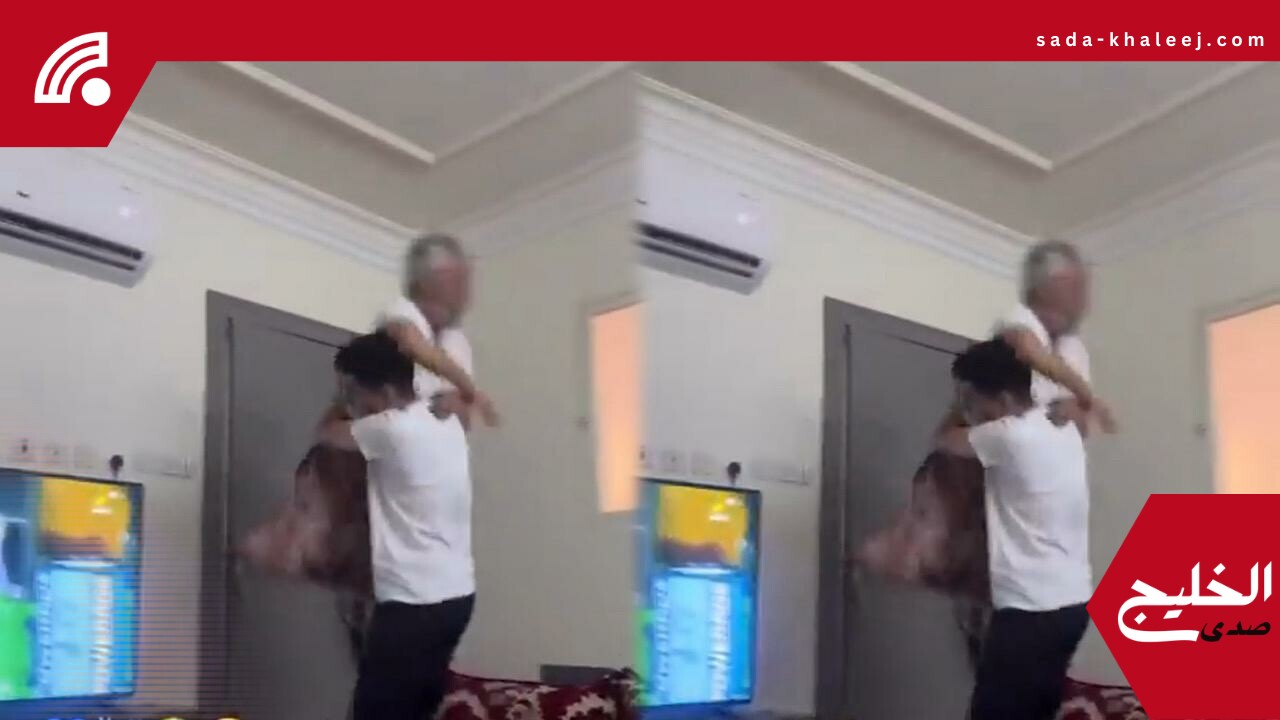 مشجع هلالي يحتفل بجنون بعد فوز الزعيم التاريخي ويحمل والده على كتفيه – فيديو مذهل