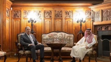 وزير الخارجية يلتقي نظيره الروسي في موسكو لبحث تعزيز التعاون وتطورات المنطقة