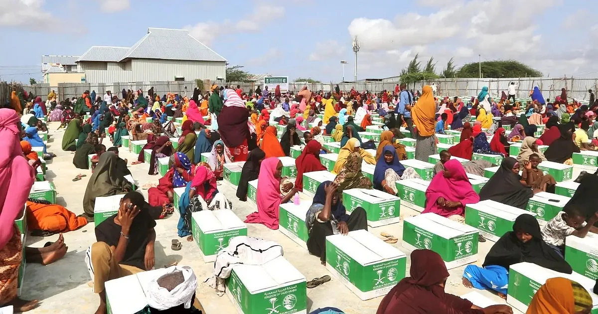 مركز الملك سلمان يوزع آلاف السلال الغذائية بالسودان وسوريا والصومال ويدشّن مشروعًا ضخمًا في اليمن