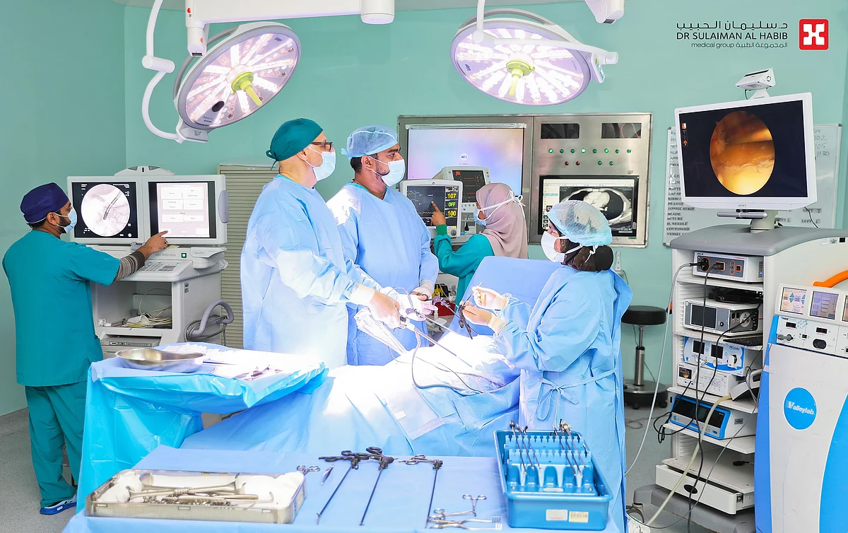 استئصال ورم كبير بالجهاز الهضمي بمستشفى الدكتور سليمان الحبيب بالسويدي بنجاح